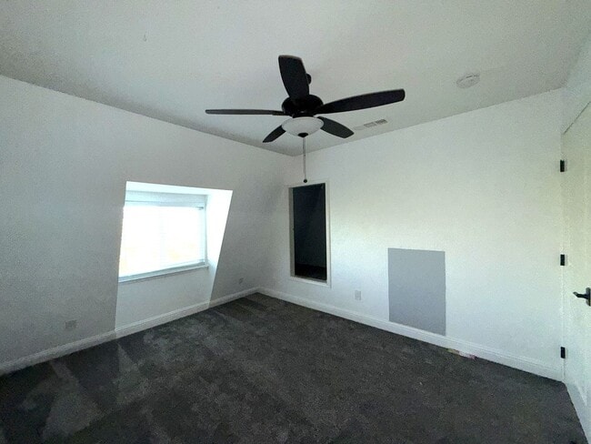 Building Photo - 4-bedroom, 2-bathroom home located in the vibrant city of Visalia, CA.