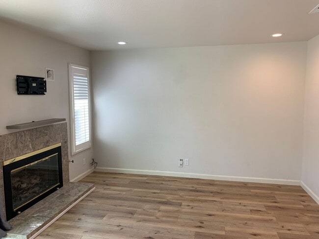 Building Photo - Welcome home!  1 Bedroom/ 1 Bath Condo