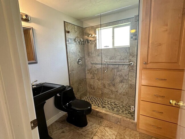 Building Photo - 515 W 100 S