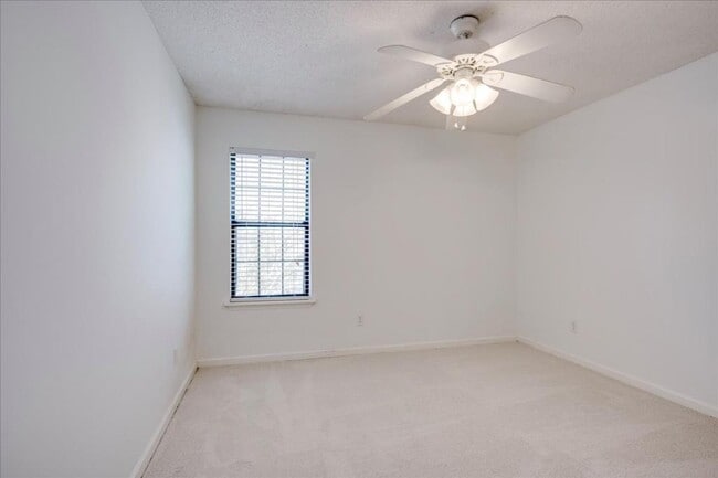 Building Photo - 3128 Vlg W Dr