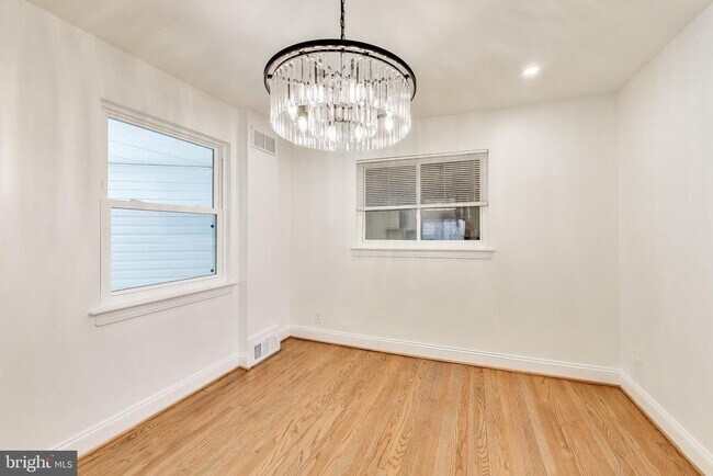 Building Photo - 3405 Carpenter St SE