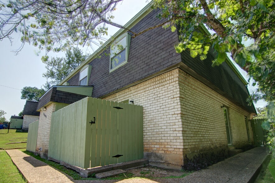 Cozy, family owned 4-plex in Zilker! - 2802 Westhill Dr