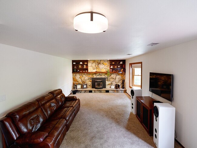 Building Photo - $1000 OFF Move In Special! Spacious 4-Bedr...