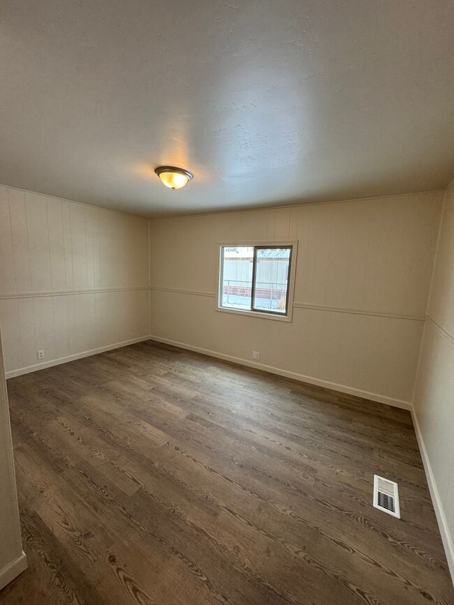 Building Photo - Newly renovated 3 bed 2 bath