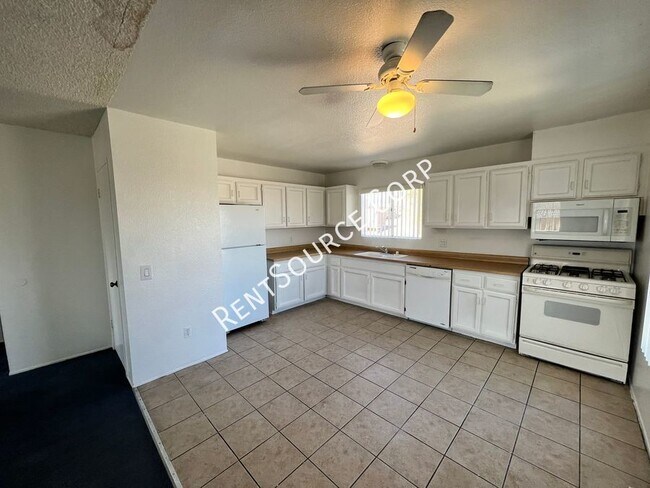 Building Photo - 2 Bedroom Condo for Rent in East Palmdale