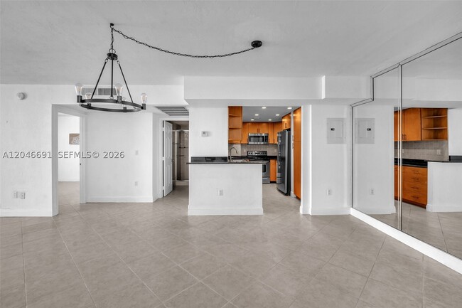 Building Photo - 10350 W Bay Harbor Dr