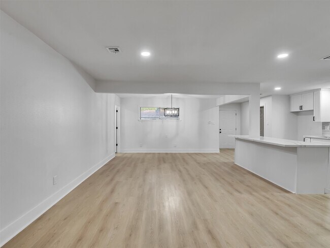 Building Photo - 6026 Diamond Ct