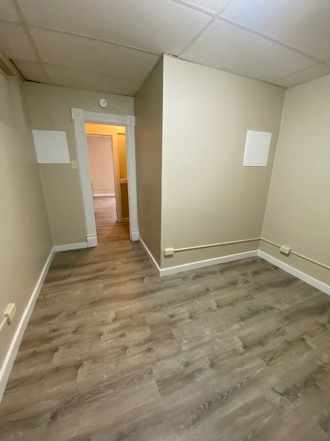 Building Photo - 1 Bedroom Apartment available