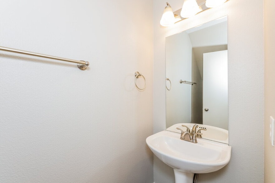 Building Photo - 2385 Cliffwood Dr
