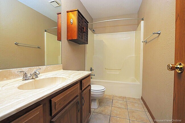Building Photo - 4 Bedroom House in Cape