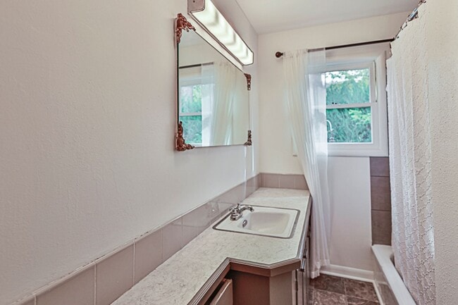 Building Photo - Charming three bedroom, two bath home with a Garage