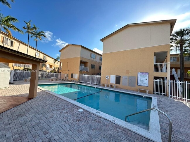 Building Photo - 6255 SW Kendale Lakes Cir