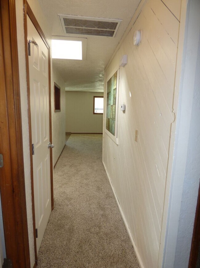 Building Photo - Rent Special: 1/2 Off September's Rent!! 3 Bed Home in South Salem