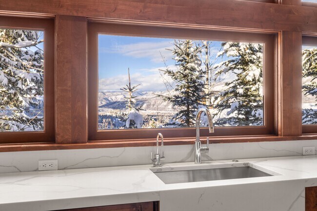 Building Photo - 472 Thunderbowl Ln