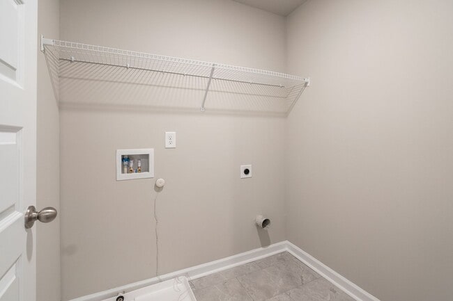 Building Photo - 4 bed / 2.5 bath in Gainesville! Retreat at Chicopee