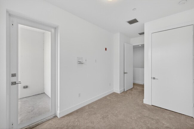 Building Photo - 1044 NE 18th Ave