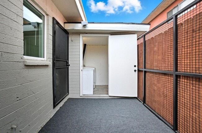 Building Photo - Fully Remodeled 2BR with Modern Upgrades &...