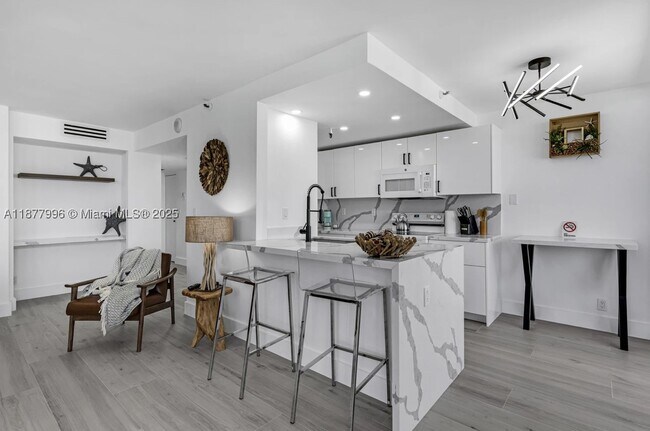 Building Photo - 2555 Collins Ave