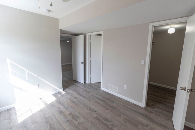 Building Photo - 5305-5307-5307 Currituck Ln