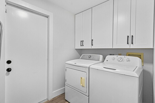 Building Photo - SFH Fort Myers 1561