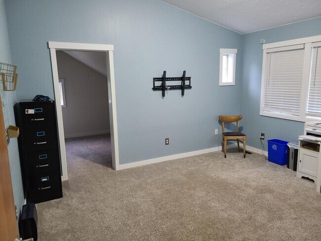 Building Photo - 389 Yasek Loop