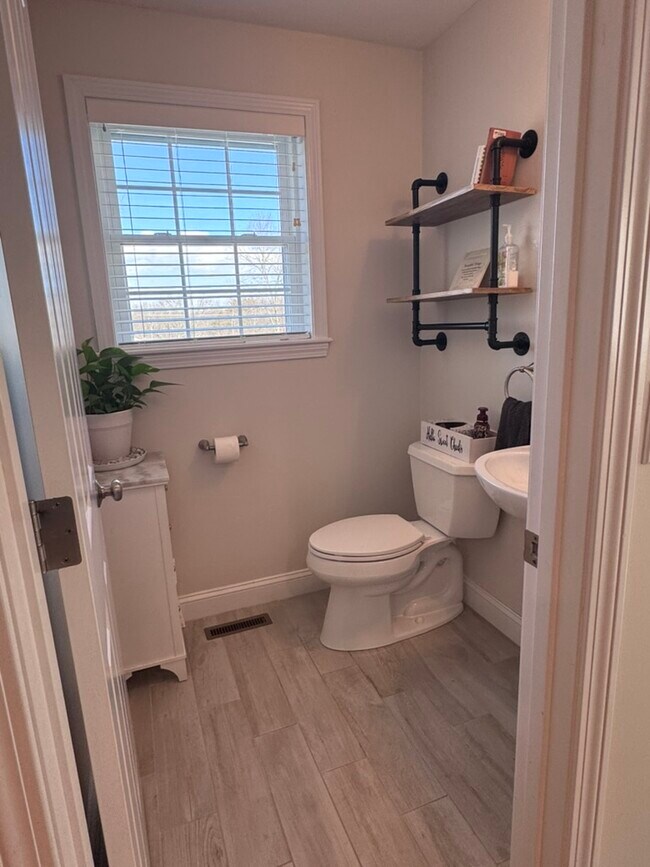 Building Photo - 25 Thornton Ave