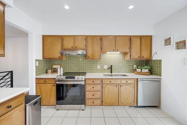 Building Photo - Mostly Updated 5BD, 3BA Littleton Home with 2-Car Garage