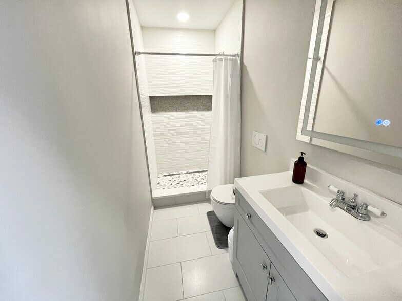 Building Photo - 21 Newport St