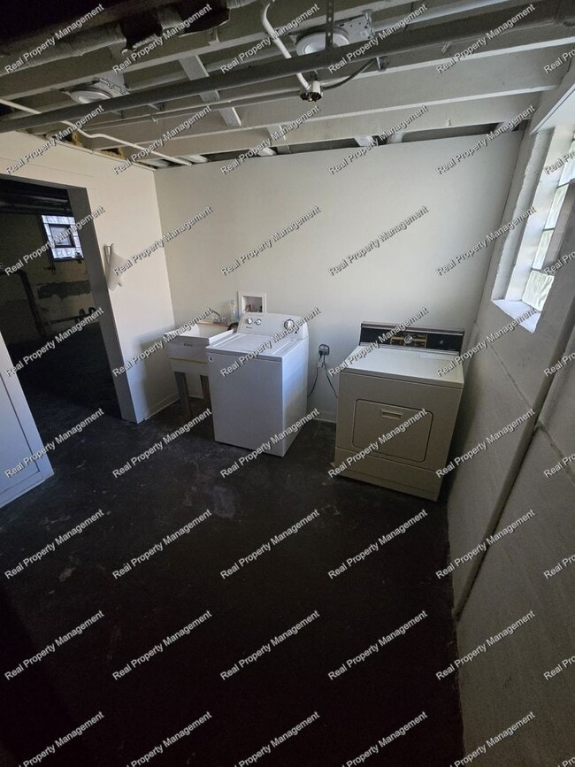 Building Photo - Charming 3 Bedroom Bungalow