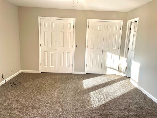 Building Photo - Fantastic Condo in established neighborhood