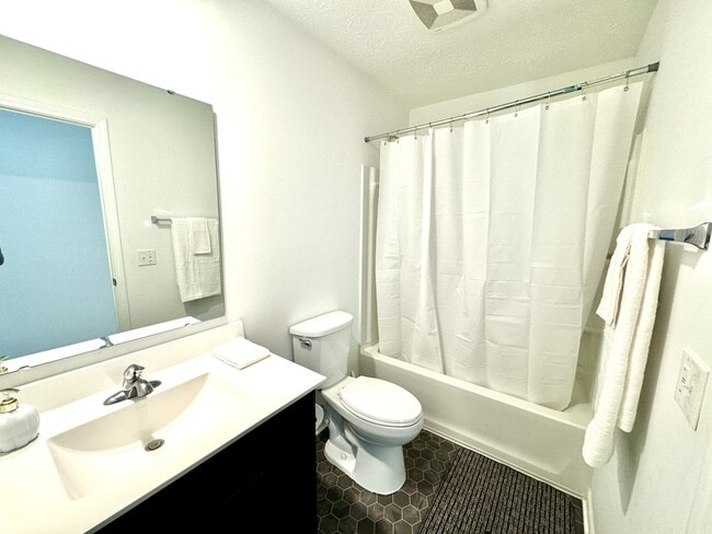 Building Photo - 3235 Sandwalk Dr
