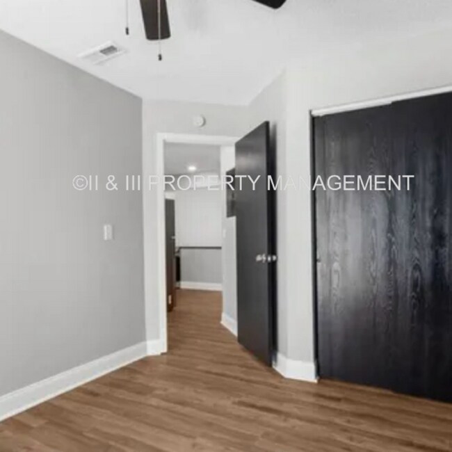 Building Photo - 1505 W 25th Ct