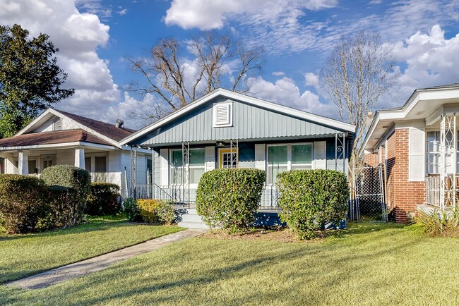 Building Photo - Updated 3BR, 2BA Craftsman Home Minutes from Downtown Savannah