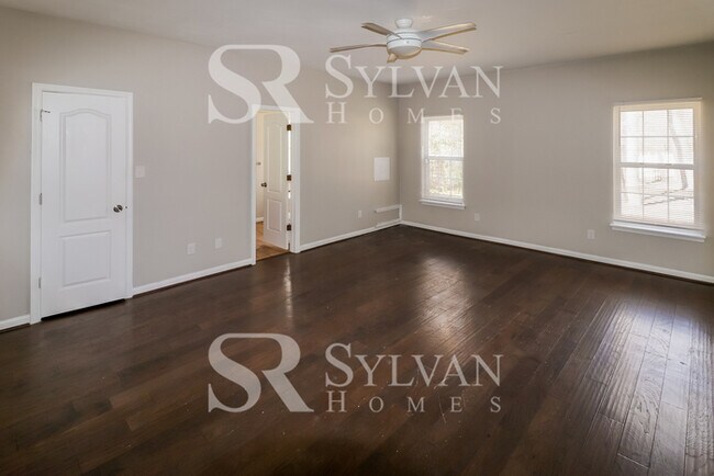 Building Photo - Easy living in this 4 BR, 2.5 BA home