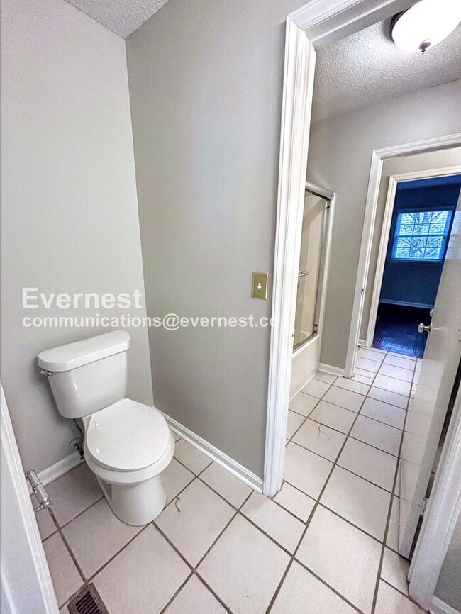 Building Photo - 2 Bed/2.5 Bath Condo with Off-Street Parking / Available Now!