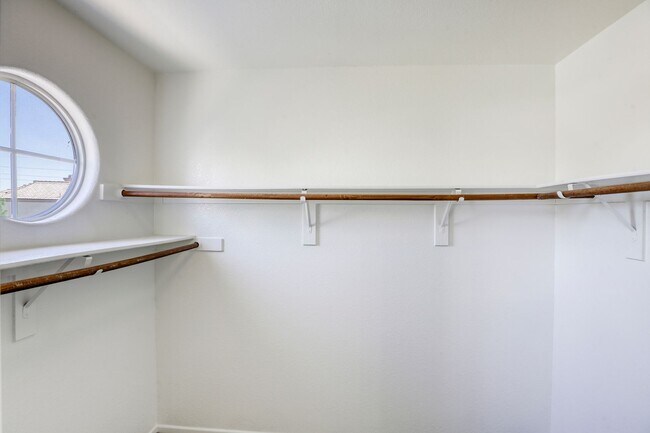 Building Photo - 2 bedroom condo with RARE attached 2 car g...