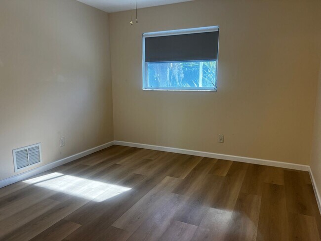 Building Photo - Immediate Availability on Newly Updated 2BR/2BA in South Venice