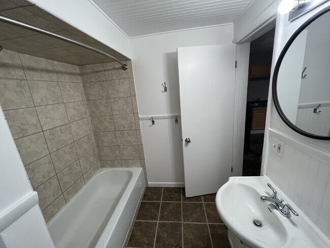 Building Photo - West Side 3BR Townhouse Style