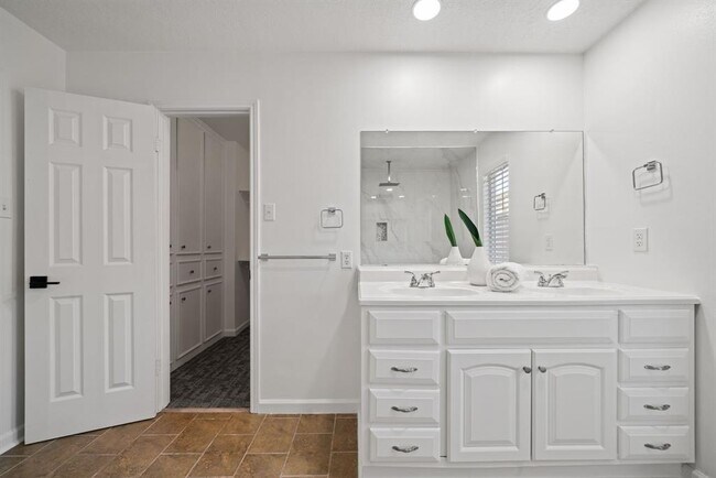 Building Photo - 11422 Lakeside Pl Dr