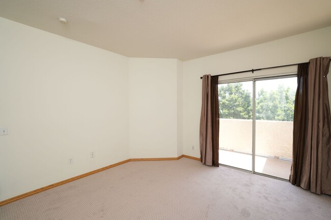 Building Photo - (62 or older requirement) 2 Bedroom & 2 Ba...