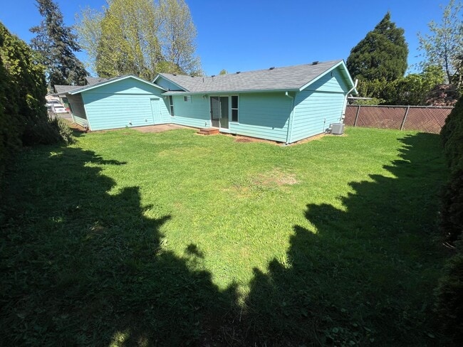 Building Photo - Well Maintained Three Bedroom Home in South Salem with Fenced Backyard