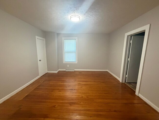 Building Photo - Large home for rent!