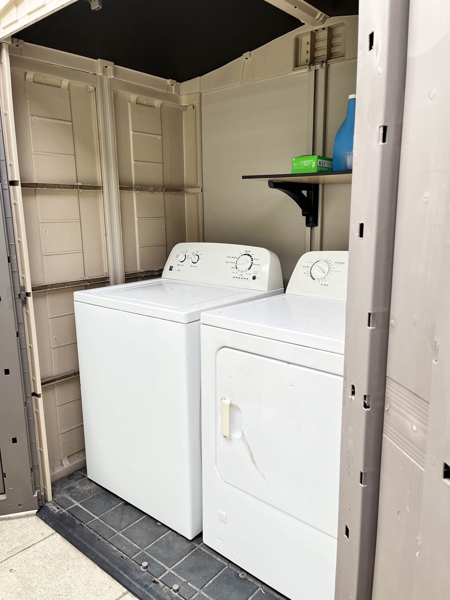 Building Photo - 1170 Esperanza St