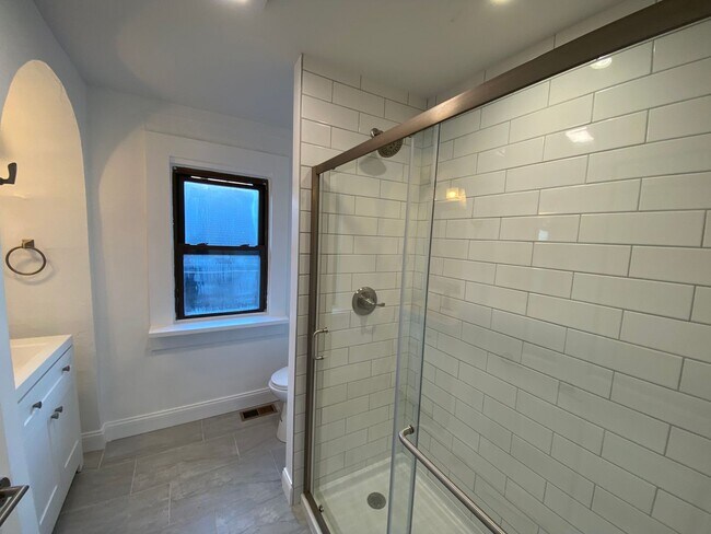 Building Photo - 115 W 10th Ave