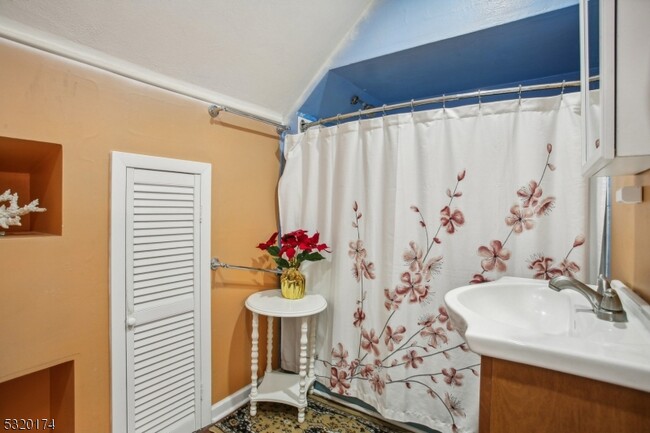 Building Photo - 16 Henry St