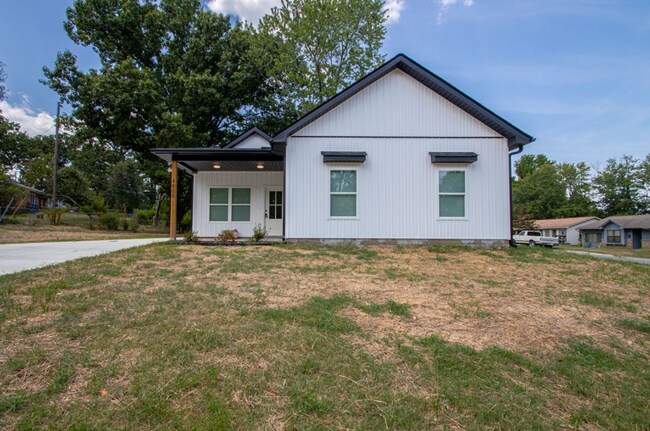 Building Photo - Inviting Home with Bright Interiors & Ceiling Fans Throughout - Comfortable Rental with Everyday ...