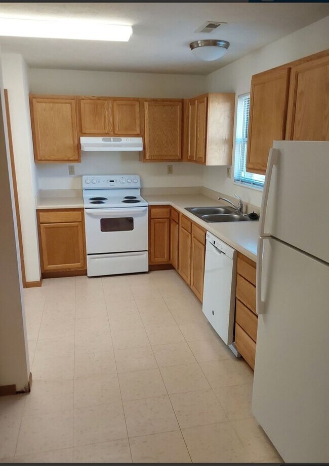Building Photo - 2BR 60% Glenn View II