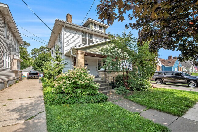 Primary Photo - 932 Garfield Ave NW