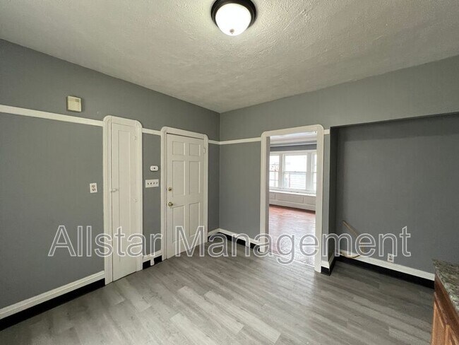 Building Photo - 3255 E 139th St