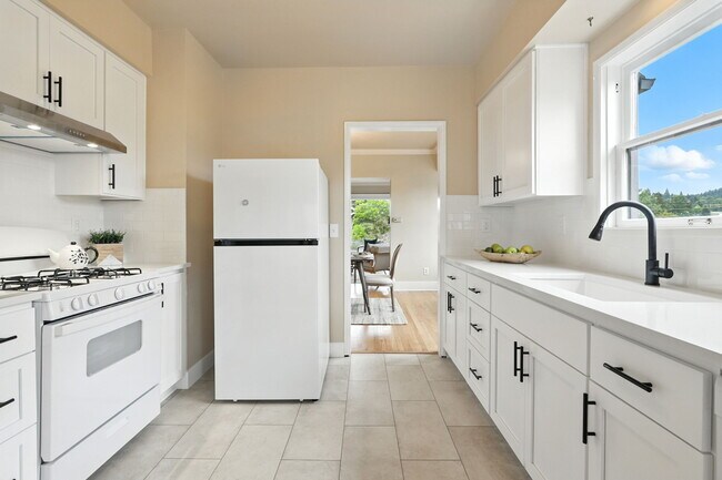 Building Photo - 423 NE 55th Ave